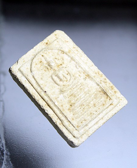 E622พระสมเด็จ พิมพ์เกศไชดย ด้านหลัง มีอักษร  ไม่ทราบที่ สภาพตามรูปครับ