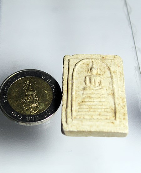 E622พระสมเด็จ พิมพ์เกศไชดย ด้านหลัง มีอักษร  ไม่ทราบที่ สภาพตามรูปครับ