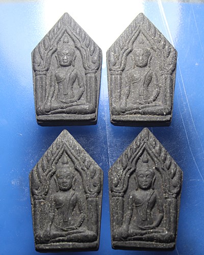 B158พระขุนแผน ผูกพัทธสีมาวัดไตรรัตนาราม อ.แกลง จ.ระยอง เนื้อดำ จำนวน 4 องค์