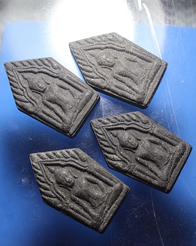 B158พระขุนแผน ผูกพัทธสีมาวัดไตรรัตนาราม อ.แกลง จ.ระยอง เนื้อดำ จำนวน 4 องค์