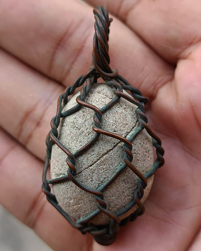 เครื่องรางเนื้อผง มีน้ำหนัก ถักลวดโบราณ พระบ้านเก่าเก็บหลายสิบปี ไม่ทราบที่