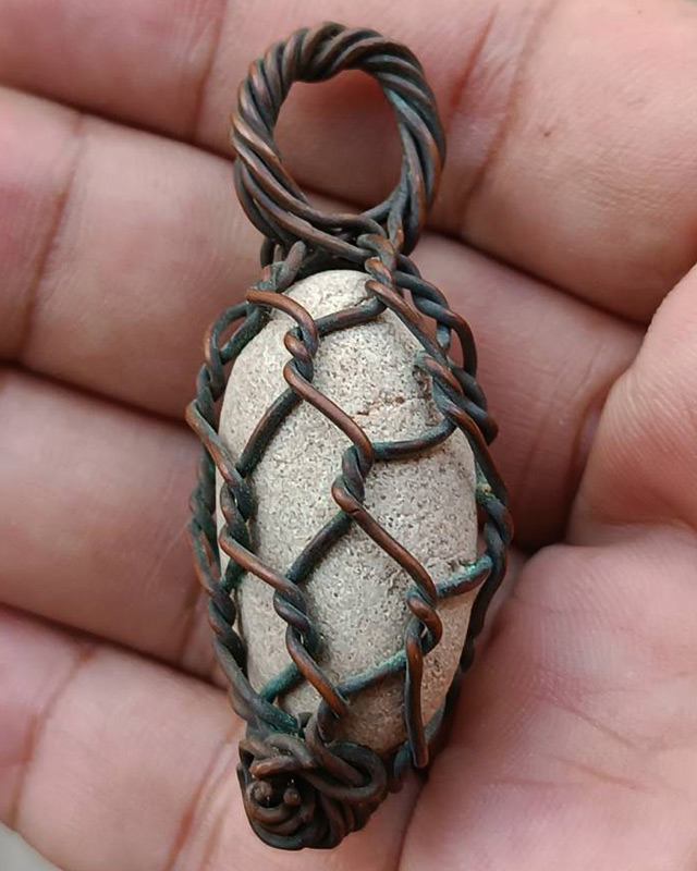 เครื่องรางเนื้อผง มีน้ำหนัก ถักลวดโบราณ พระบ้านเก่าเก็บหลายสิบปี ไม่ทราบที่