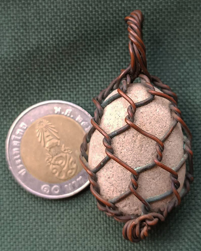 เครื่องรางเนื้อผง มีน้ำหนัก ถักลวดโบราณ พระบ้านเก่าเก็บหลายสิบปี ไม่ทราบที่