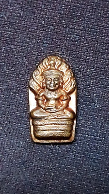 ปรกสายฟ้า หลวงปู่ชอบ สวยเดิมคมชัดน่าเก็บสะสม ไม่ค่อยพบเห็นแล้วครับมาพร้อมบัตรรับรองพระแท้ครับ