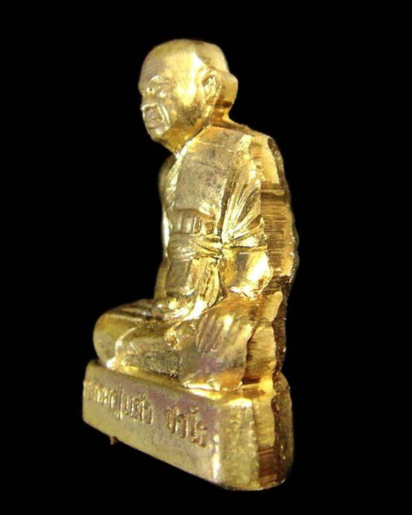 หลวงปู่แผ้ว ปวโร รูปเหมือนปั๊มสดุ้งกลับ รุ่น๑ วัดหนองพงนก ปี 2554 เนื้อสัตตะ ตอกโค๊ดและหมายเลขกำกับ 