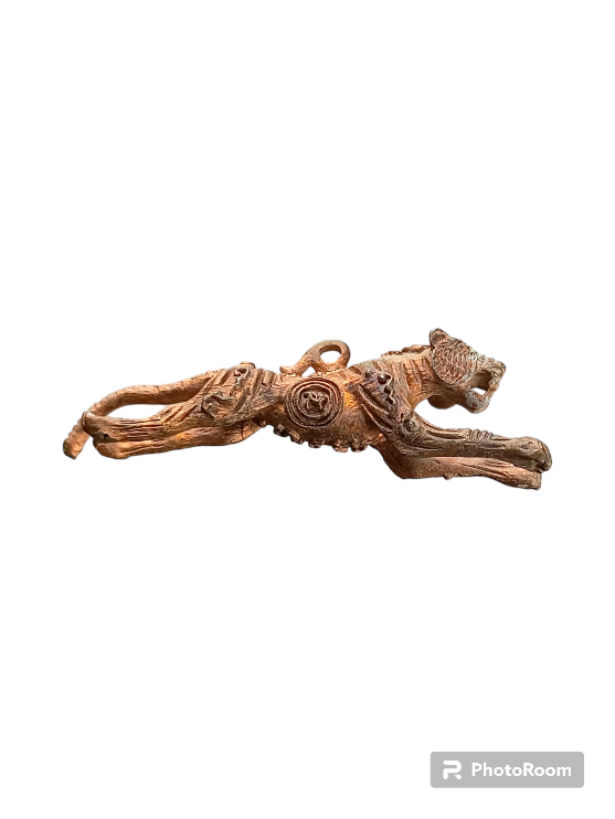 เสือปืนแตกยันต์กลับ หลวงปู่แย้ม วัดตะเคียน เนื้อทองแดง ปี 2554 พร้อมใบคาถาจากวัด