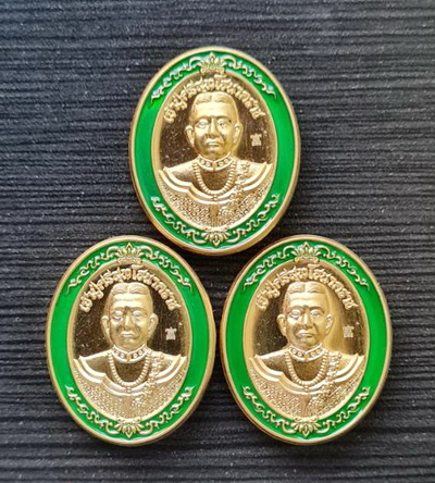 เหรียญพ่อปู่ศรีสุทโธ หลังนาคเกี้ยว..เนื้อทองทิพย์ลงยาสีเขียว ๓ เหรียญ / เสก ๓ วาระ  