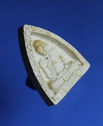 A841พระผงรูปเหมือน(มีเกษา) พระครูชินานุวัตร วัดชนะสงสาร แปดริ้ว จ.ฉะเชิงเทรา ปี 2515