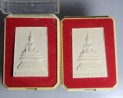 E729หลวงพ่อพระใส วัดโพธิ์ชัย จ.หนองคาย รุ่นแผ่บารมี พิมพ์ใหญ่ พ.ศ. 2558 กล่องเดิม รวม 2 องค์ สภาพสวย