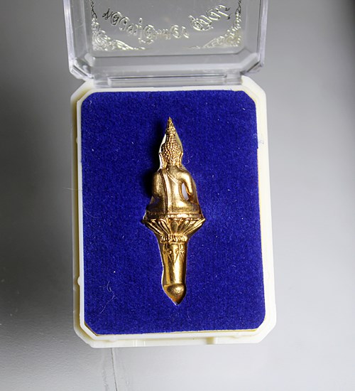 E564พระยอดธง รุ่นแรก หลวงปู่อินตอง สุภวโร วัดวีระธรรม อ.พังโคน จ.สกล พร้อมกล่องเดิมๆ สภาพสวยๆ