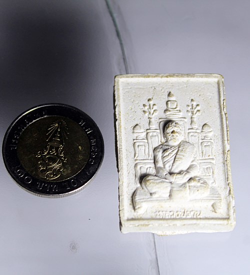 E541พระผงหลังโต๊ะหมู่หลวงปู่ผ่าน ปัญญาปทีโป วัดป่าปทีปปุญญาราม จ.สกลนคร สภาพสวยๆ