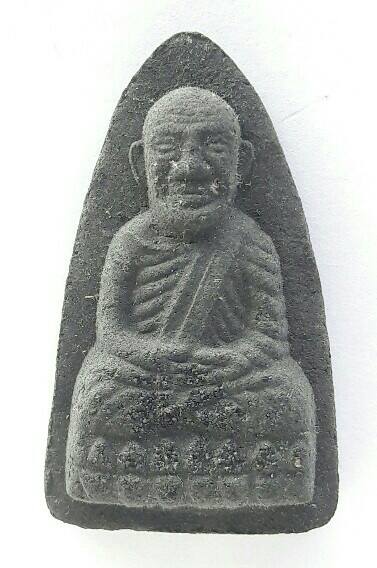 หลวงปู่ทวด พระครูวิรัชโศภณ(พ่อท่านแดง) วัดศรีมหาโพธิ์ จ.ปัตตานี เนื้อดำโรยเม็ดแร่ ปี 2536 เคาะเดียว
