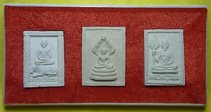 พระผงสี่เหลื่ยม วัดโคนอน พร้อมกัน 3กล่อง(1กล่องมี 3องค์ รวมทั้งหมด 9องค์)