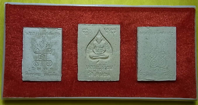 พระผงสี่เหลื่ยม วัดโคนอน พร้อมกัน 3กล่อง(1กล่องมี 3องค์ รวมทั้งหมด 9องค์)