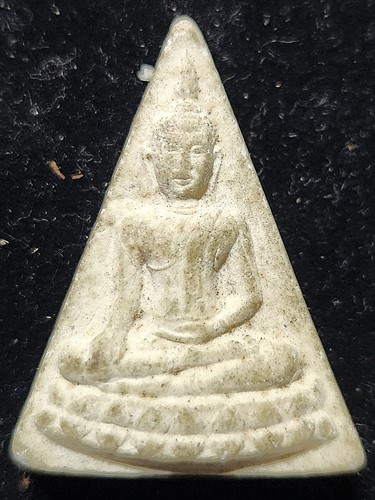 วัดศรีอุทุมพร จ.นครสวรรค์ นางพญาหลังรูปเหมือน หลวงพ่อจ้อย