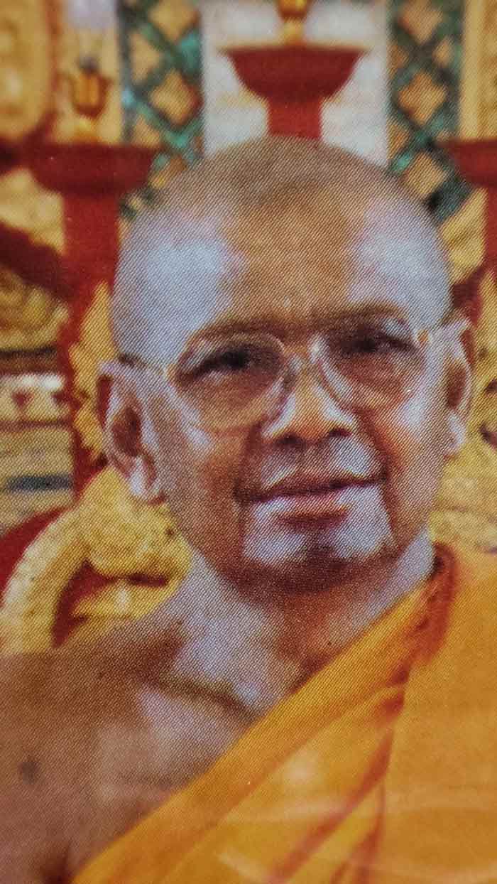 ภาพหลวงพ่อฤาษีลิงดำนั่งภายในพระอุโบสถ วัดท่าซุง ขนาน 10.5 X 7.5 นิ้ว พร้อมกรอบเดิมๆ
