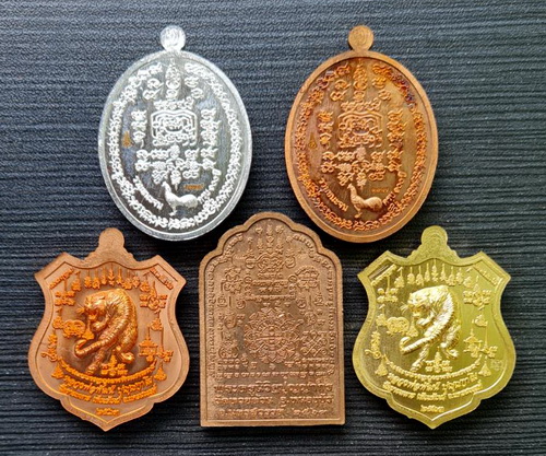 เคาะแรกแดง..คละรุ่น คละเนื้อ ชุดที่ ๑๑..รวม ๕ เหรียญ..ลพ.พัฒน์ วัดห้วยด้วน จ.นครสวรรค์ / จัดส่ง ems