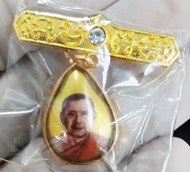 เข็มกลัดพร้อมล็อคเก็ตหลวงพ่อฤาษีลิงดำหลังยันต์เกราะเพชร
