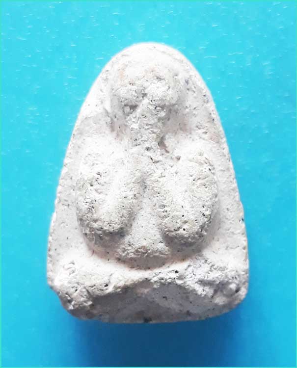 ..ลพ.กล้วย วัดหมูตุด พระปิดตามหาลาภ เนื้อผงเก่าๆ โทนสีขาว หลังยันต์อุมิ..