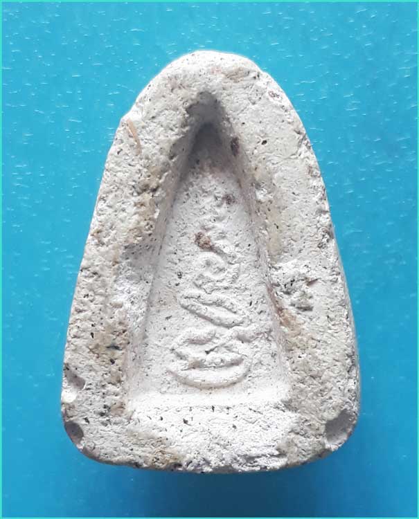 ..ลพ.กล้วย วัดหมูตุด พระปิดตามหาลาภ เนื้อผงเก่าๆ โทนสีขาว หลังยันต์อุมิ..