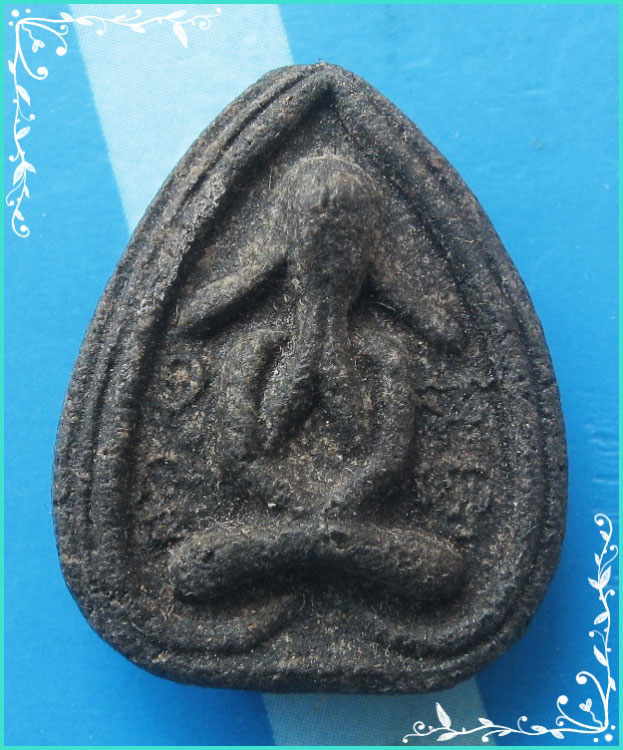 ..ลพ.เขียว วัดระเว พระปิดตาหูกระต่าย เนื้อผงผสมผงว่าน หลังยันต์ ปี 37 พระปิดตาหยาบ..