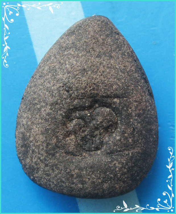 ..ลพ.เขียว วัดระเว พระปิดตาหูกระต่าย เนื้อผงผสมผงว่าน หลังยันต์ ปี 37 พระปิดตาหยาบ..