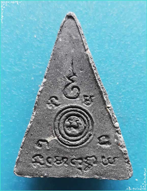 ..ลป.แย้ม วัดตะเคียน นบ. พระนางพญา พิมพ์มารวิชัย เนื้อผงเก่าๆ หลังยันต์ รุ่นแจกทาน โทนสีดำ..