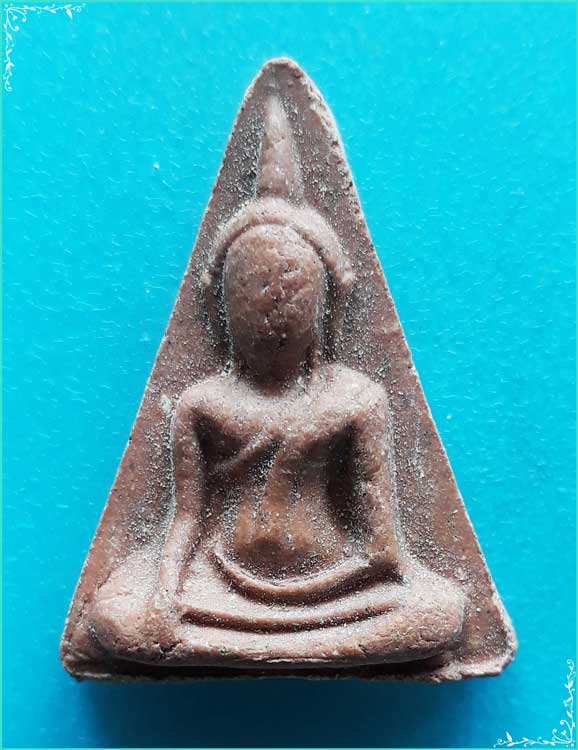 ..ลป.แย้ม วัดตะเคียน นบ. พระนางพญา พิมพ์มารวิชัย เนื้อผงเก่าๆ หลังยันต์ รุ่นแจกทาน โทนสีแดง..