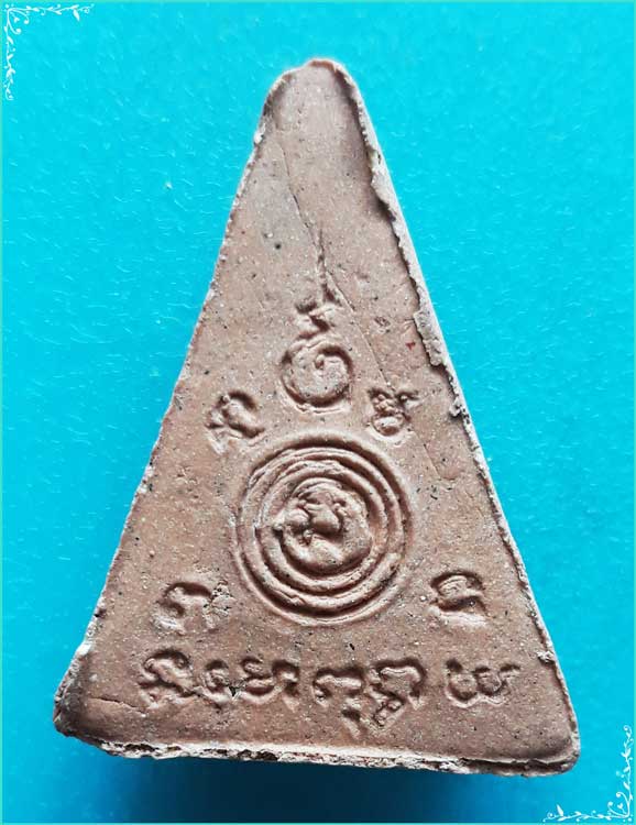 ..ลป.แย้ม วัดตะเคียน นบ. พระนางพญา พิมพ์มารวิชัย เนื้อผงเก่าๆ หลังยันต์ รุ่นแจกทาน โทนสีแดง..