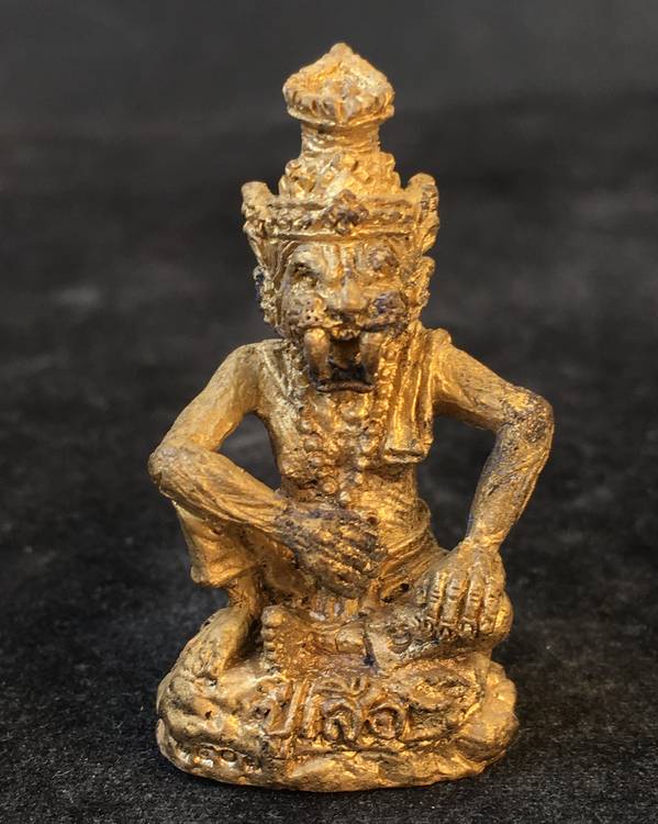 ปู่เสือแสนเฮง หลวงปู่แสน ปสนฺโน วัดบ้านหนองจิก จ.ศรีสะเกษ รุ่นปู่เสือแสนเฮง เนื้อทองลำอู่ เลข ๑๕๐๓