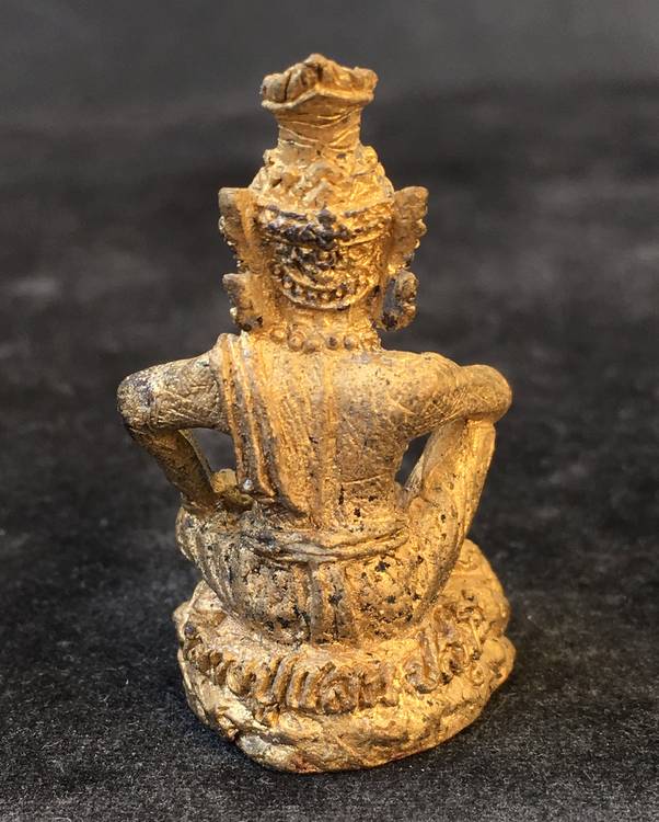 ปู่เสือแสนเฮง หลวงปู่แสน ปสนฺโน วัดบ้านหนองจิก จ.ศรีสะเกษ รุ่นปู่เสือแสนเฮง เนื้อทองลำอู่ เลข ๑๕๐๓