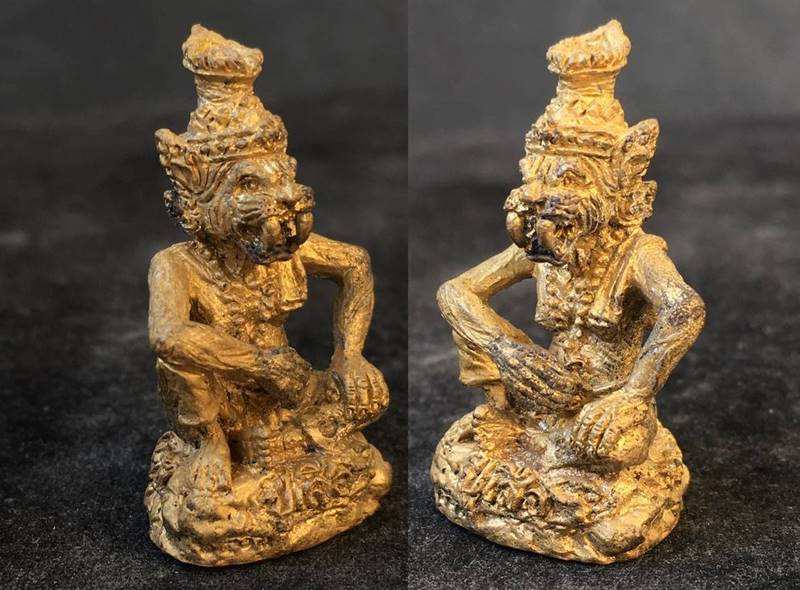 ปู่เสือแสนเฮง หลวงปู่แสน ปสนฺโน วัดบ้านหนองจิก จ.ศรีสะเกษ รุ่นปู่เสือแสนเฮง เนื้อทองลำอู่ เลข ๑๕๐๓