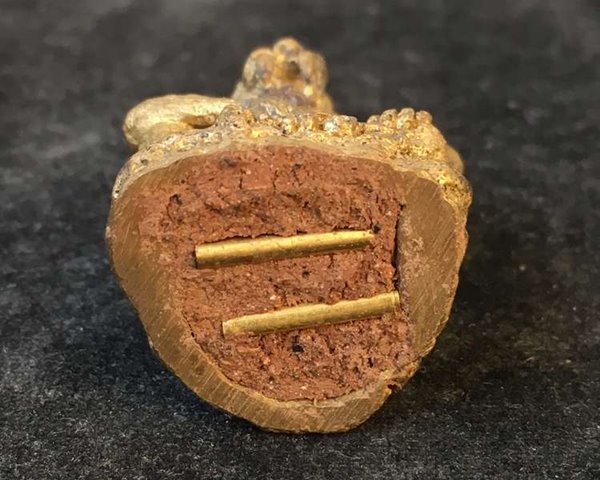 ปู่เสือแสนเฮง หลวงปู่แสน ปสนฺโน วัดบ้านหนองจิก จ.ศรีสะเกษ รุ่นปู่เสือแสนเฮง เนื้อทองลำอู่ เลข ๑๕๐๓