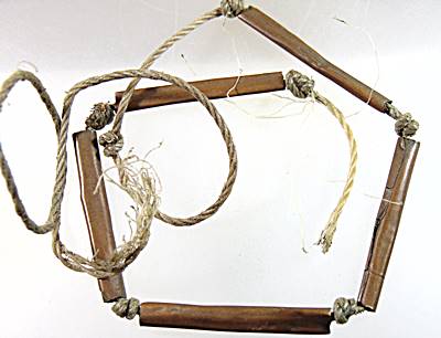 ตะกรุดทองแดง เชือกไนล่อน เก่า (ได้จากจังหวัดปราจีนบุรี) ขนาดยาว ๒ นิ้ว