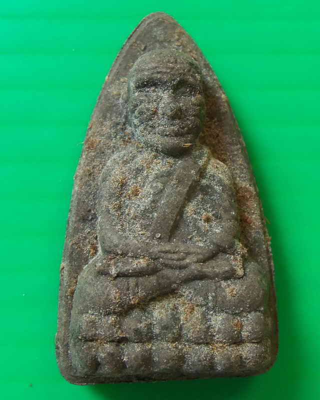 พระหลวงปู่ทวดเปิดโลกฟ้าคำราม หลวงพ่อเลิศ วัดชุมพลนิกายาราม พิมพ์ใหญ่หลังพระ คาถา (นิยม) เนื้อดำผงมหา