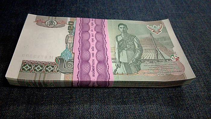 ธนบัตร 20 บาท แบบ15 ด้านหลัง ร.8 ยกแหนบ100 ใบ เลขเรียง สภาพ UNC