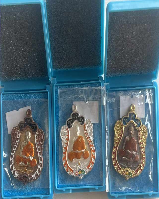 หลวงพ่อพัฒน์ ปุญฺญกาโม วัดห้วยด้วน จ.นครสวรรค์ ชุด 3 เหรียญ เบาๆต้อนรับปีใหม่