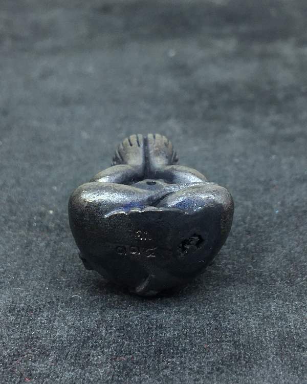 พระปิดตามหาลาภ หลวงปู่พัน ฐานกโร อายุ ๑๑๖ ปี  วัดโพธ์ชัยมงคล เนื้อทองแดงรมดำ หมายเลข ๓๓๕