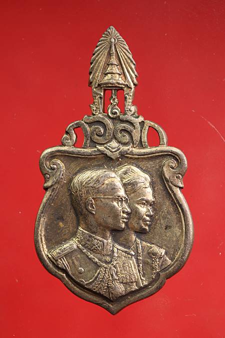 เหรียญในหลวงรัชกาลที่ 9 พระบรมราชินีนารถ ที่ระลึกเสด็จเยือนสหรัฐอเมริกาและทวีปยุโรป พ.ศ.2503 