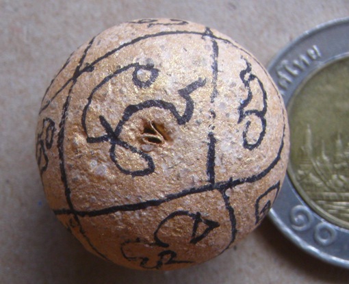 ลูกอมพรายกุมาร หลวงพ่อสาคร วัดหนองกรับ "รุ่นพยัคฆ์คำราม ปี2554" เนื้อเหลืองฝังตะกรุด+ซองเดิม ตามรูป