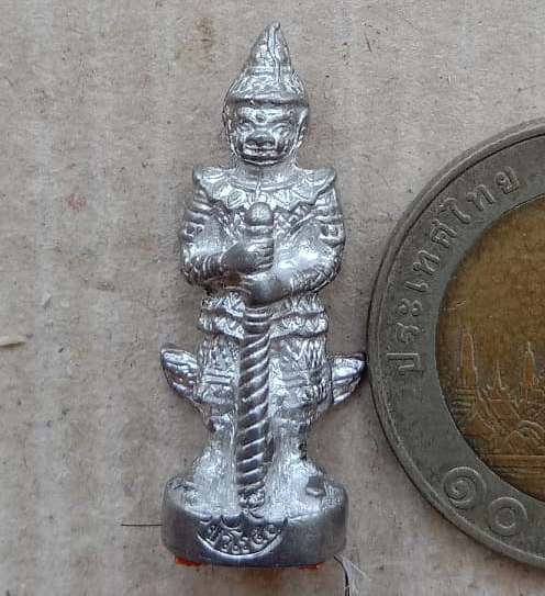 ท้าวเวสสุวรรณ หลวงปู่แผ้ว ปวโร จ.นครปฐม ปี2550 เนื้อเงินยวง ใต้ฐานติดจีวร+เกศา+กล่อง