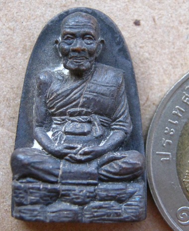 เหรียญหล่อพิมพ์เตารีดฐานภูเขา หลวงปู่เกลี้ยง วัดโนนเกด ศรีสะเกษ ปี2557ตอกโค้ด ศ ฐ เลข1385 พร้อมกล่อง