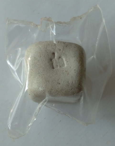 ลูกอมสี่เหลี่ยมไม่ทราบที่