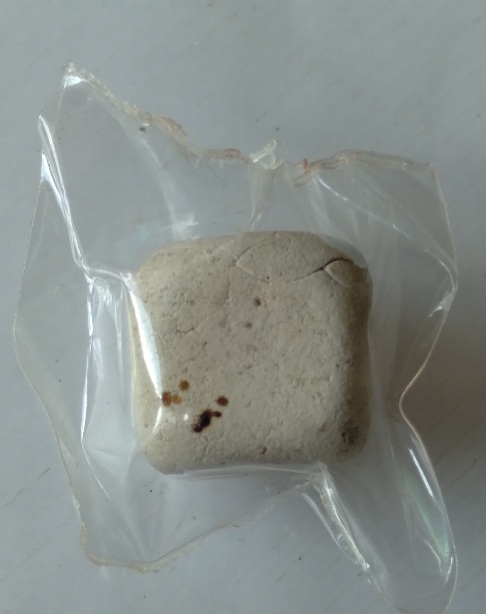 ลูกอมสี่เหลี่ยมไม่ทราบที่