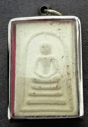 พระสมเด็จ ด้านหลังพิมพ์หลวงพ่อโตอุ้มบาตร โรยผงบางขุนพรหม ปี พ.ศ. 2502  