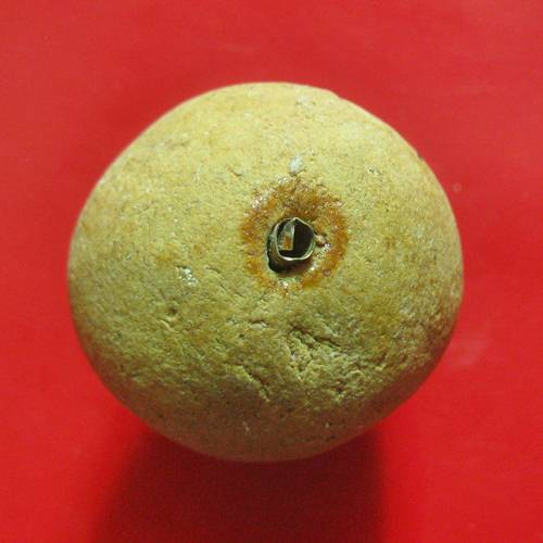 มา 2 ลูก ลูกอมฝังตะกรุดเนื้อผง หลวงพ่อกอย วัดเขาดินใต้ บุรีรัมย์