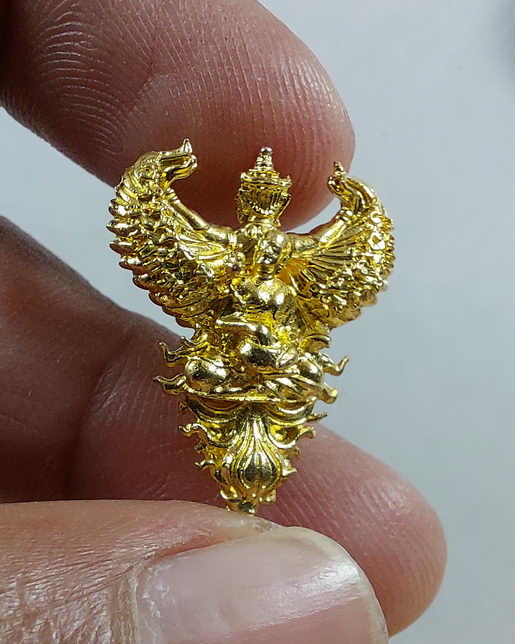 " พญาครุฑอุปคุต หลวงพ่อปกรณ์ วัดถ้ำผาแด่น จ.สกลนคร สวยๆครับ "