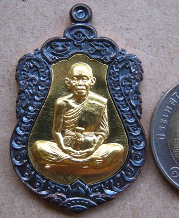 เหรียญเสมา หลวงพ่อคูณ รุ่น มหาสมปรารถนา ปี2557 เนื้อทองแดงหน้ากากปลอกลูกปืน หมายเลข611 พร้อมกล่อง