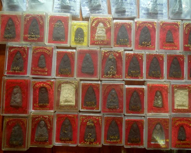 หลวงปู่ทวด วัดช้างไห้ ออกหลากหลายวัด รู้ที่บ้าง ไม่รู้ที่ รวมๆชุด130องค์ สุดคุ้มครับ