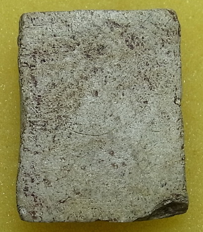 พระผงสี่เหลี่ยม องค์ไม่ใหญ่